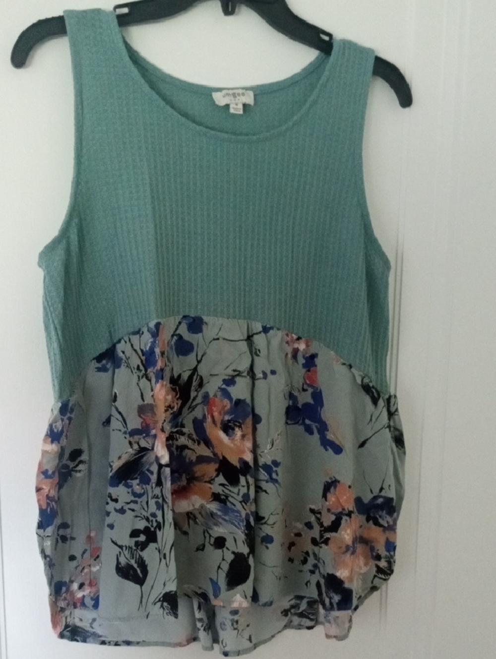 women med sleeveless top UMGEE blue flower print